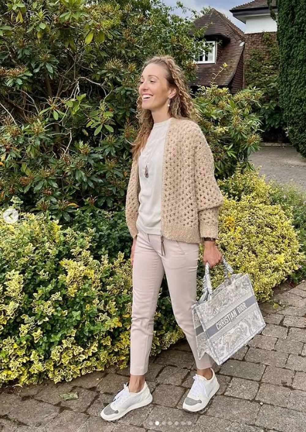 Jelena Đoković s Dior Book Tote torbom tokom Vimbldona 2022. godine