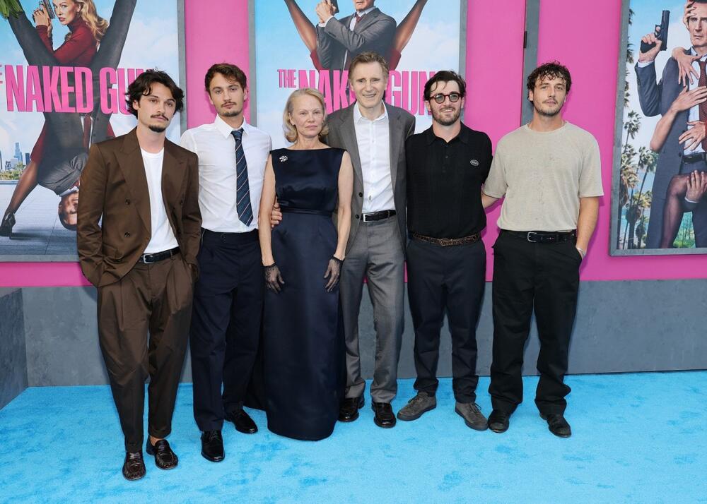 Pamela Anderson i Lijam Nison na jednoj premijeri filma 'Goli pištolj' pozirali su sa sinovima