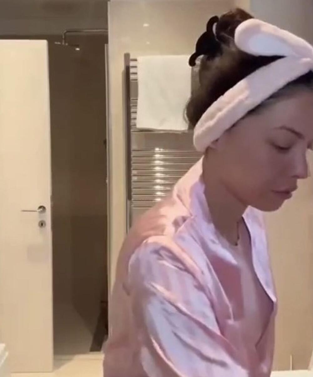 <p>Poznati par se nakon čestih selidbi skrasio u prostranom domu po meri jedne velike i mlade porodice, a on je uređen s mnogo ukusa i ljubavi.</p>