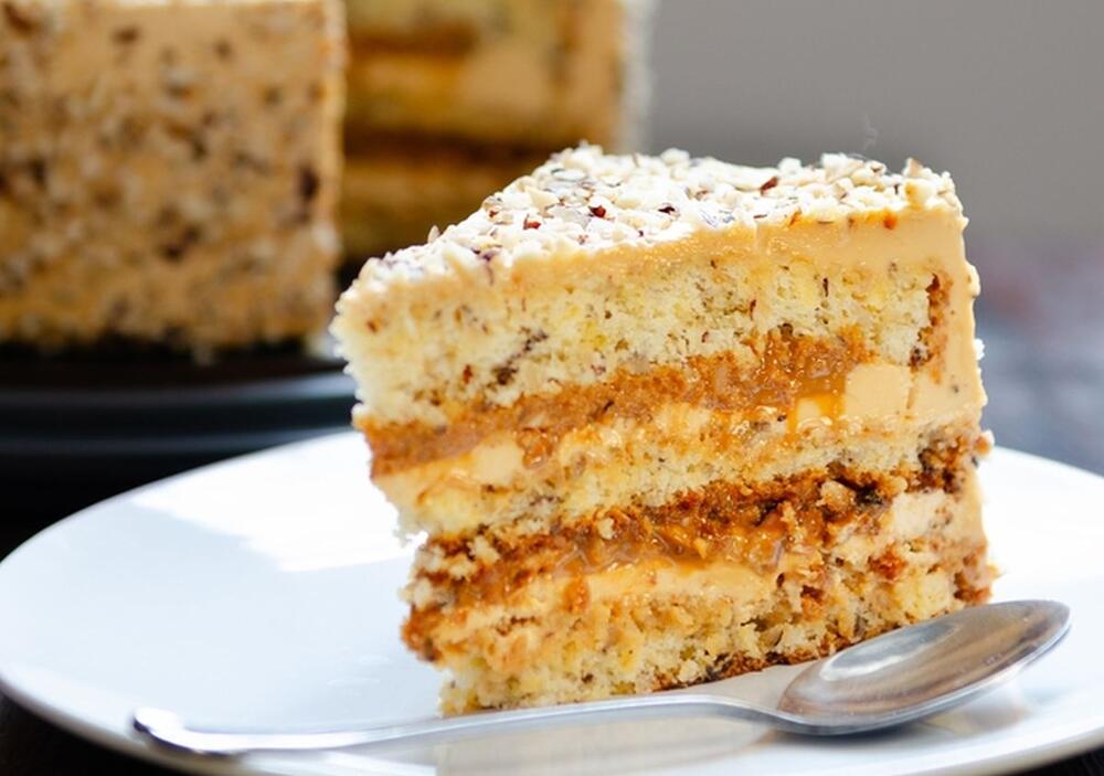 Slojevita torta s lešnicima i grilijažom (ILUSTRACIJA)