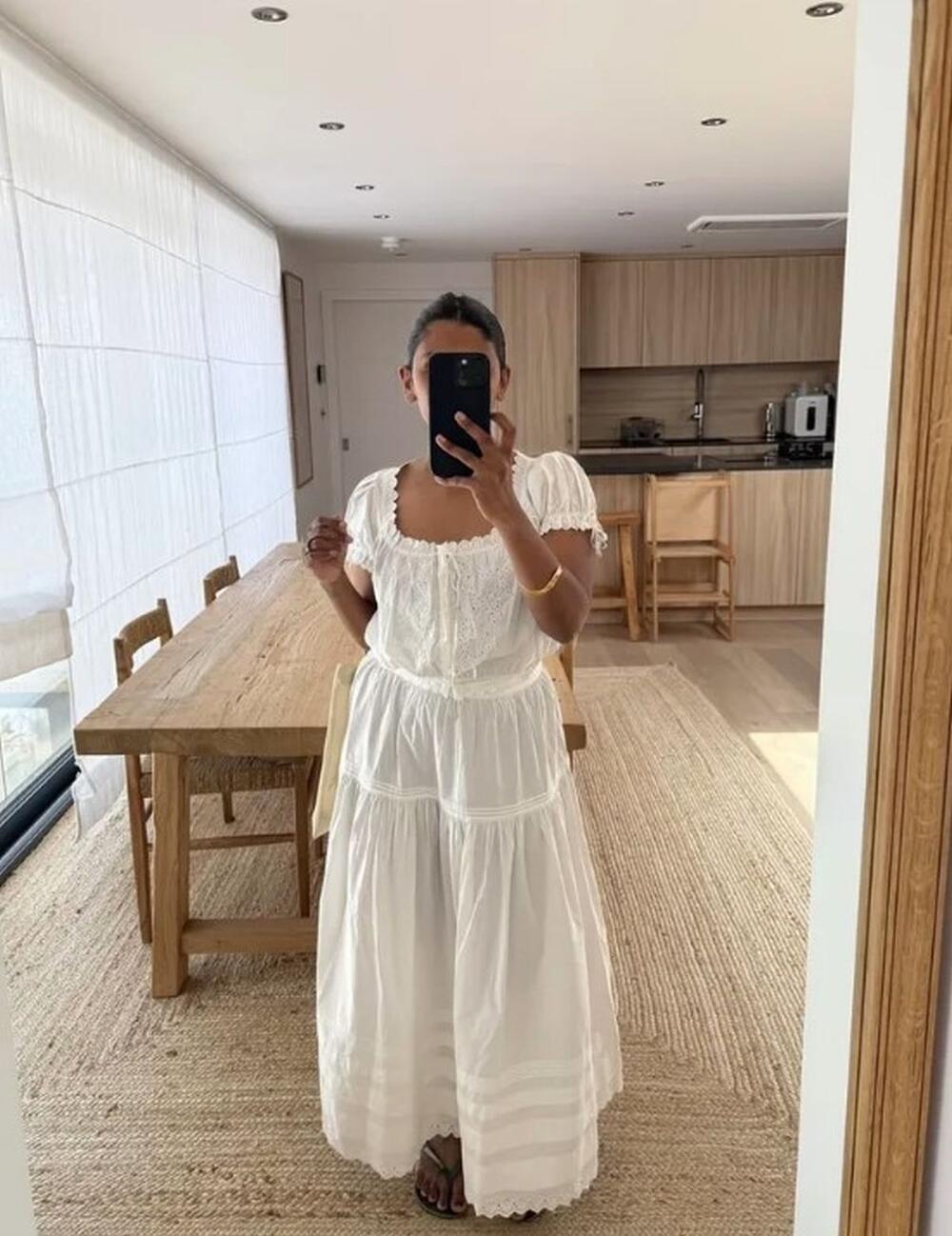 Bela letnja boho haljina odlično se kombinuje sa obućom otvorenih prstiju