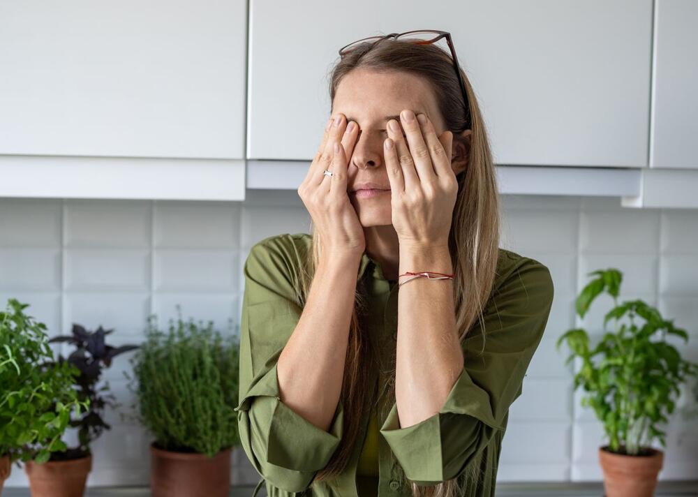 Povišen krvni pritisak je stanje u kom su vrednosti krvnog pritiska trajno iznad normalnih (140/90 mmHg ili više) i može dovesti do ozbiljnih zdravstvenih problema poput srčanog udara, šloga, oštećenja bubrega i vida, ako se ne leči.