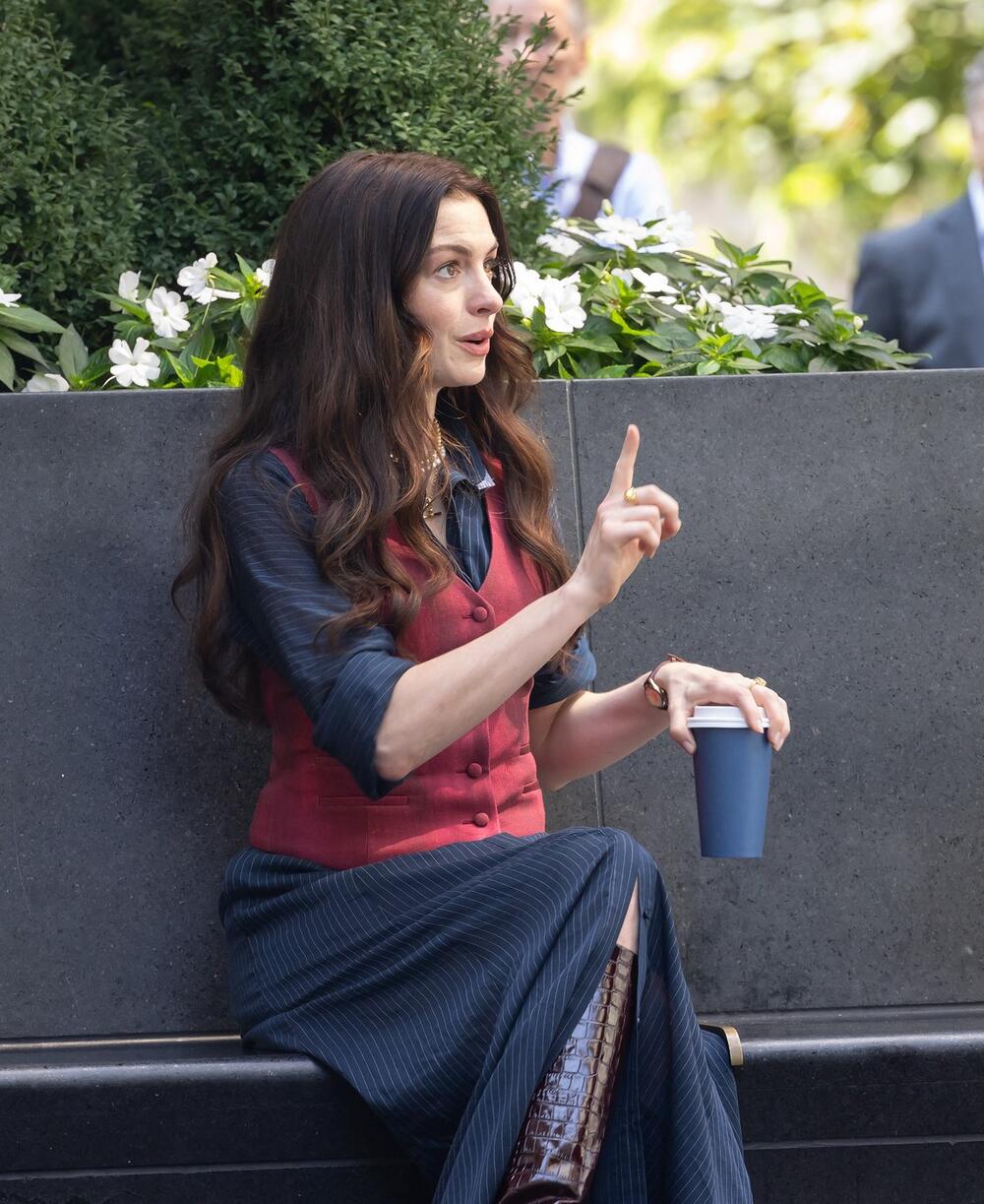 En Hatavej u poslovnom prsluku na setu filma 'Đavo nosi Pradu 2'