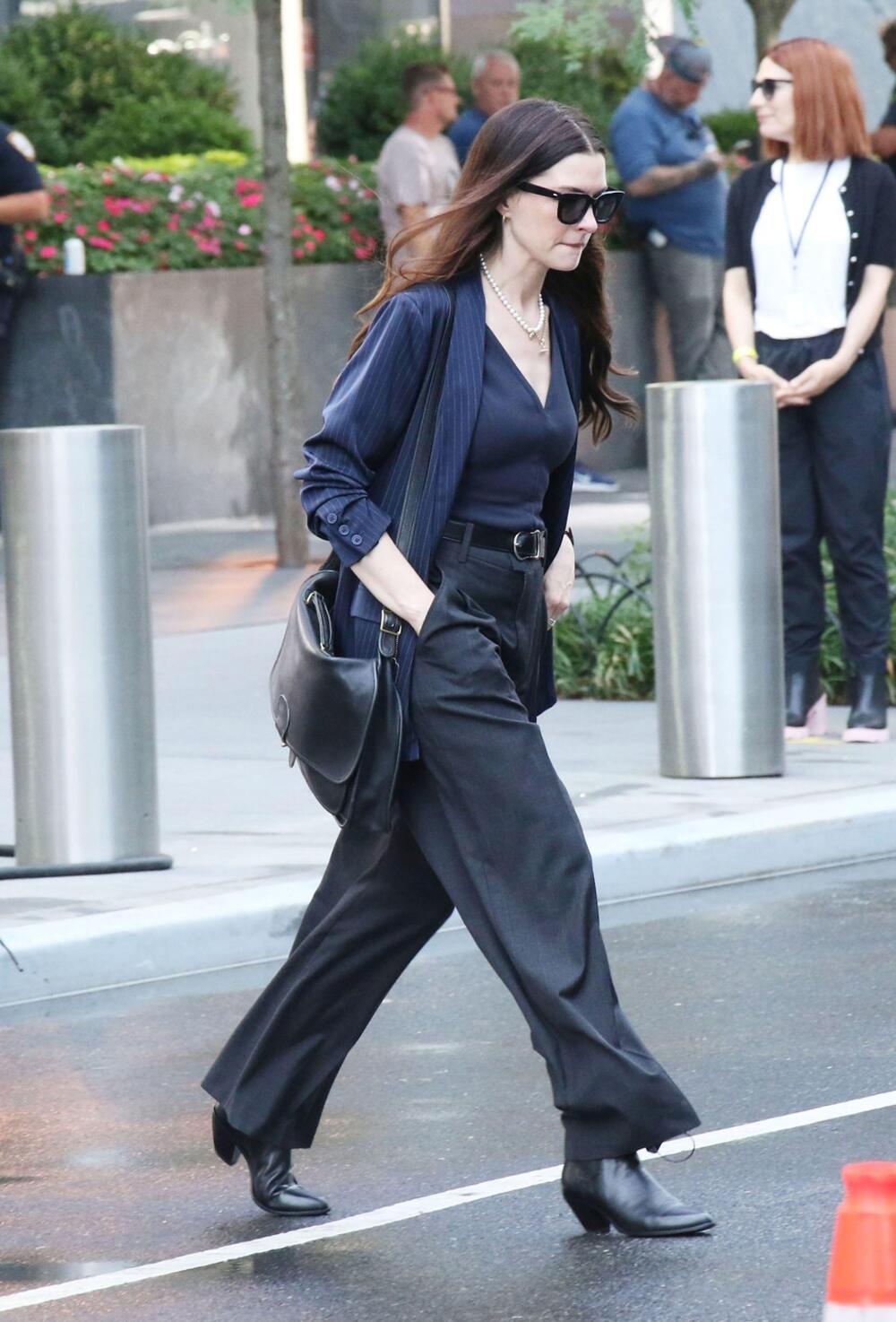 En Hatavej u poslovnom prsluku na setu filma 'Đavo nosi Pradu 2'