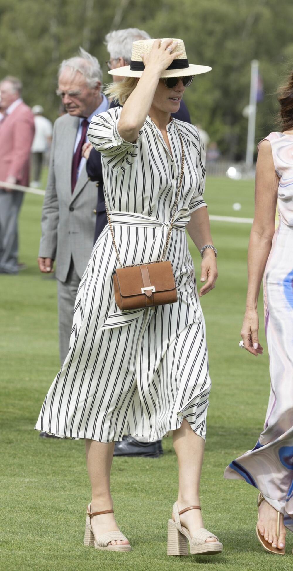 Šik košulja-haljina Zare Tindal u kombinaciji sa sandalama i slamnatim šeširom na Vindzor kupu