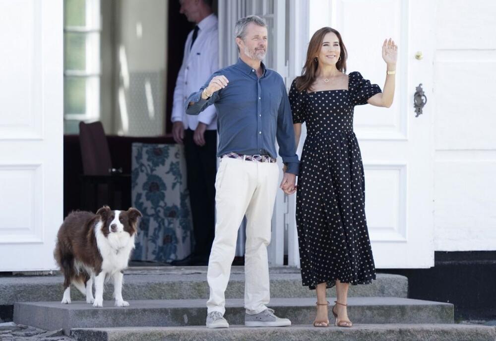 <p>Kraljica Meri od Danske u haljini koja može da se nosi i uz baletanke, ravne sandale ili baš ovako kako je ona: uz sandale sa potpeticom.</p>