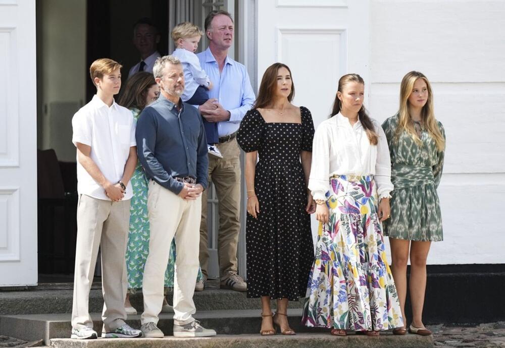 <p>Kraljica Meri od Danske u haljini koja može da se nosi i uz baletanke, ravne sandale ili baš ovako kako je ona: uz sandale sa potpeticom.</p>