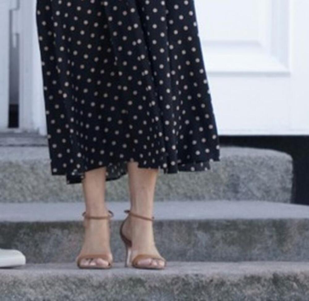 <p>Kraljica Meri od Danske u haljini koja može da se nosi i uz baletanke, ravne sandale ili baš ovako kako je ona: uz sandale sa potpeticom.</p>