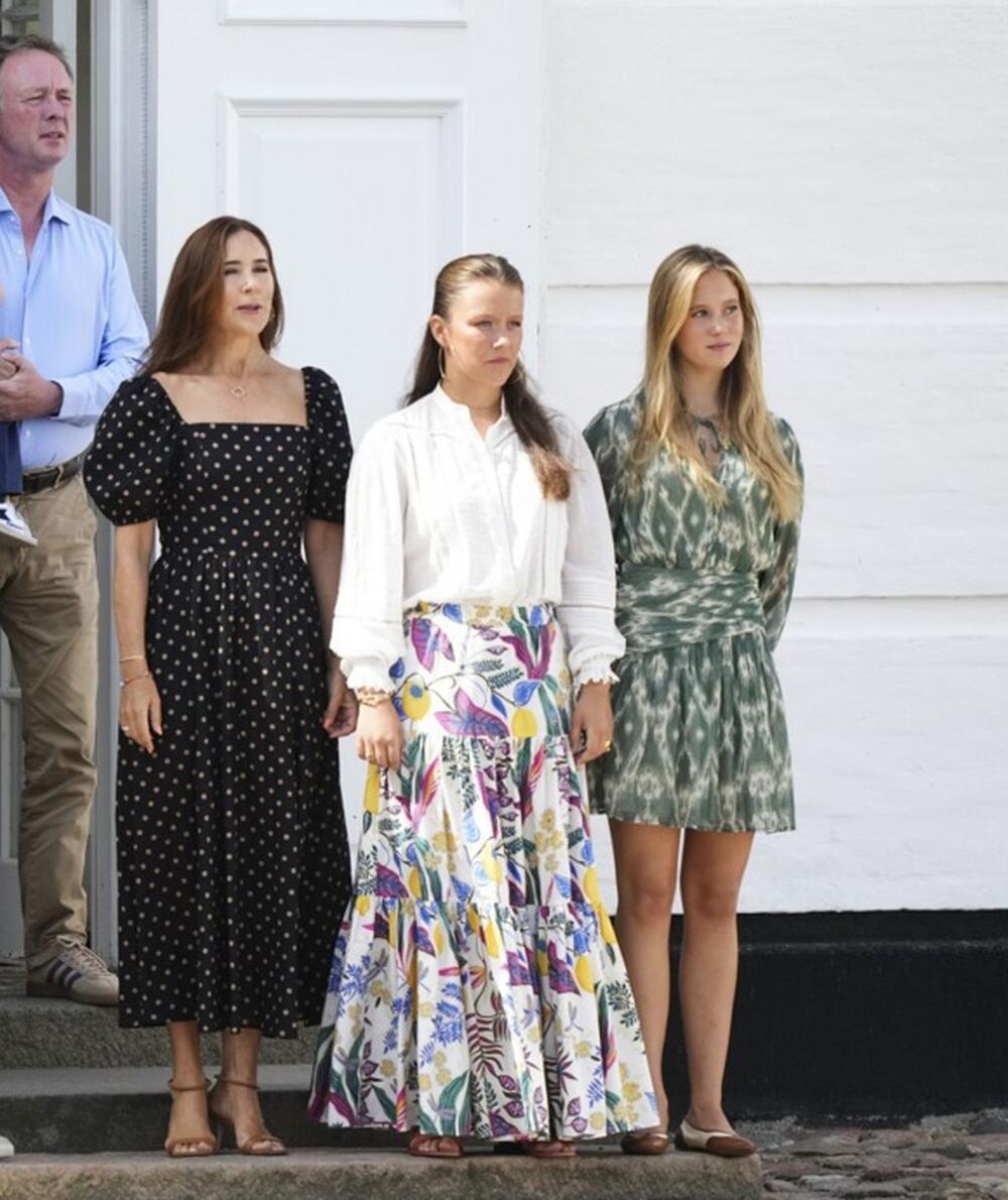 <p>Kraljica Meri od Danske u haljini koja može da se nosi i uz baletanke, ravne sandale ili baš ovako kako je ona: uz sandale sa potpeticom.</p>