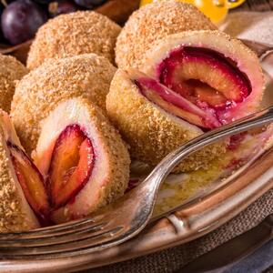 Najlakši recept za knedle sa šljivama! Fantastičan spoj testa od krompira i sočnog voća osvaja na prvi zalogaj