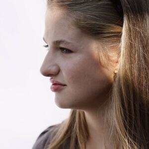 Svima stoje besprekorno! Princeza Leonor u jedinim pantalonama koje vam trebaju ove sezone + 3 načina da ih kombinujete