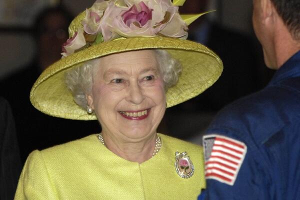 Crvene boje, simbol ljubavi prema kraljici: Tajno značenje pića kojim je princ Vilijam nazdravio u čast svoje bake