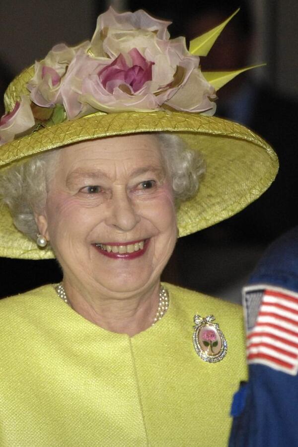 Crvene boje, simbol ljubavi prema kraljici: Tajno značenje pića kojim je princ Vilijam nazdravio u čast svoje bake