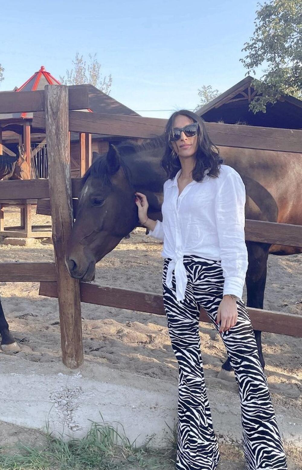 Jelisaveta Orašanin Teodosić u beloj košulji