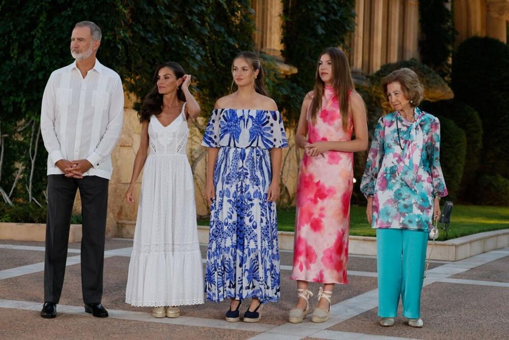 <p>Prestolonaslednica princeza Leonor je na dirljiv način pokazala koliko joj znači podrška majke, kraljice Leticije. Za ovu priliku odabrala je haljinu koju je njena majka već nosila, na istom događaju pre dve godine. Kreaciju je iskombinovala naravno uz mamine espadrile. I sve zaokružila omiljenom maminom frizurom</p>