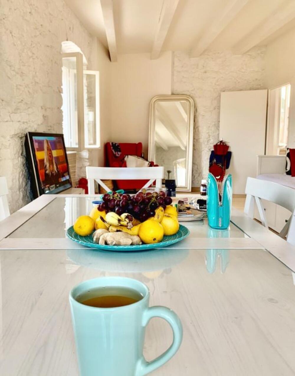 <p>Spolja je sve kameno i rustično, a unutra je sve urađeno u mediteranskom stilu, sa mnogo belih komada i plavih detalja.</p>