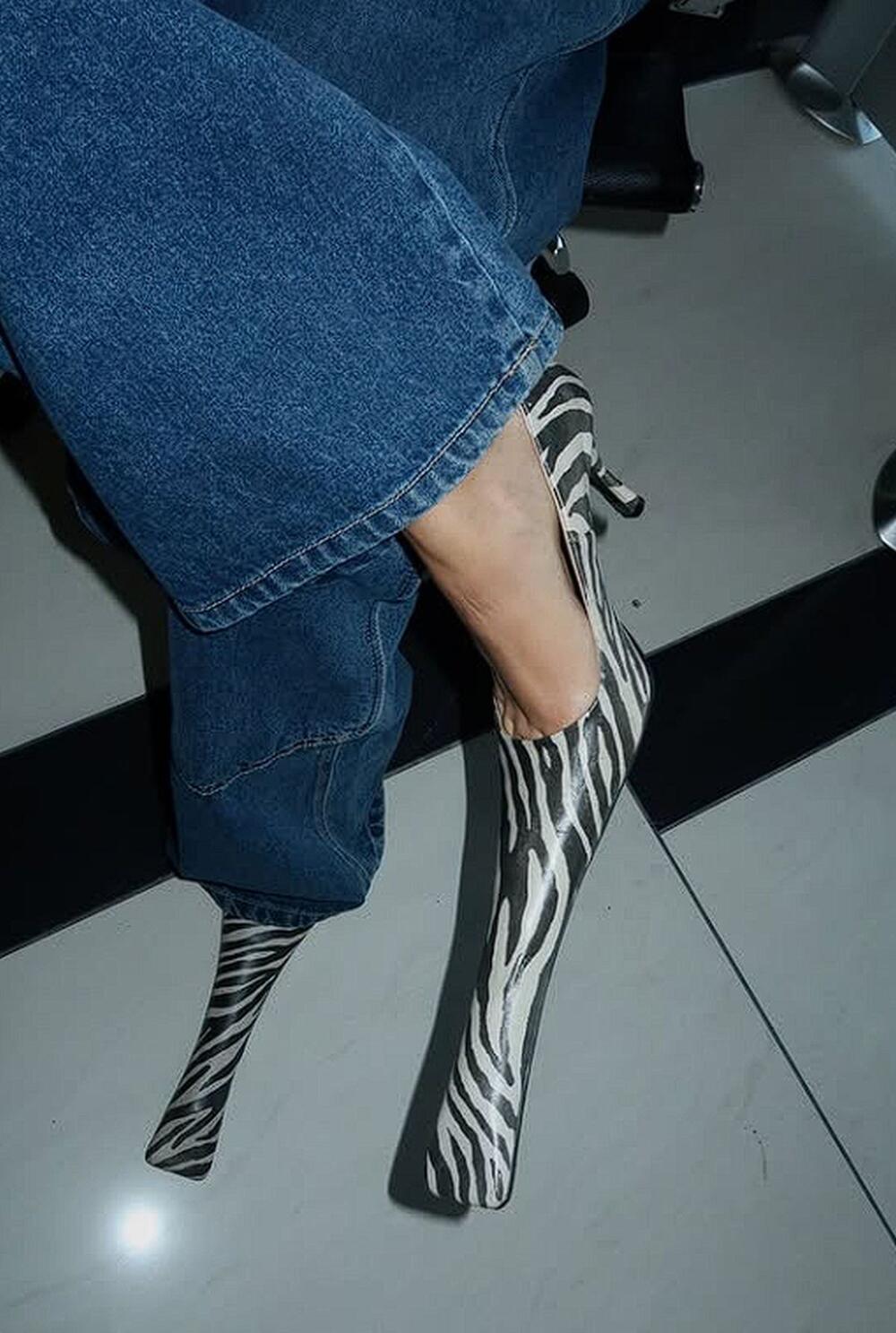 Zebraste, izdužene cipele Nikolije Jovanović