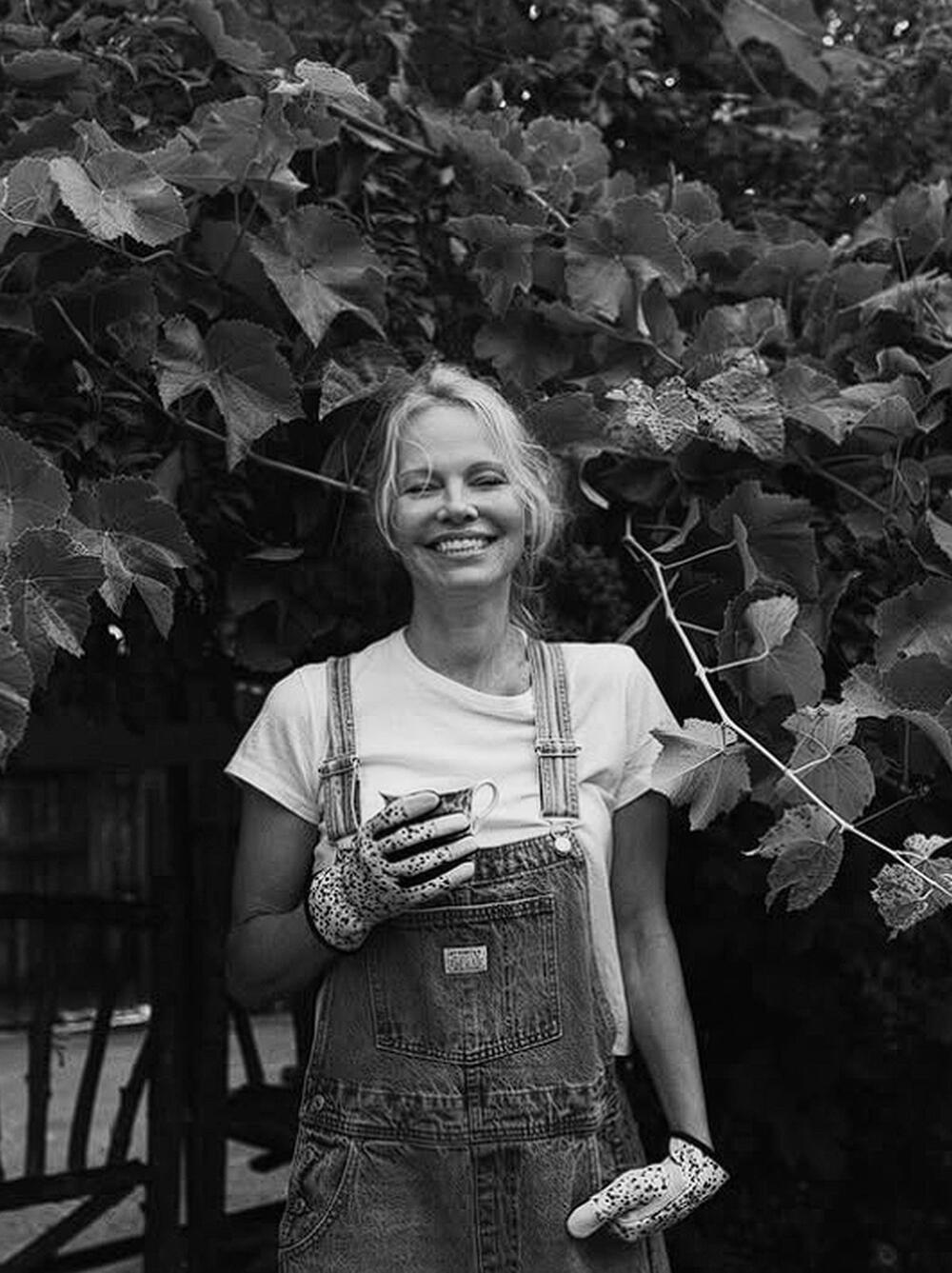 Pamela Anderson sama uzgaja povrće u svojoj bašti