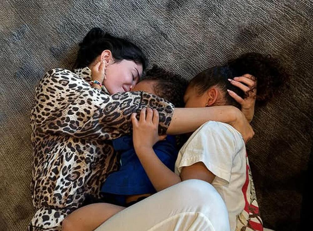 Kajli Džener sa sinom Erom i ćerkom Stormi