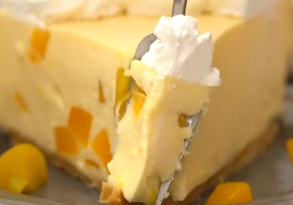 Kremasti domaći čizkejk s breskavama, krem sirom i šlagom