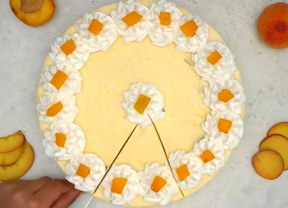 Izdašni domaći čizkejk s breskvama