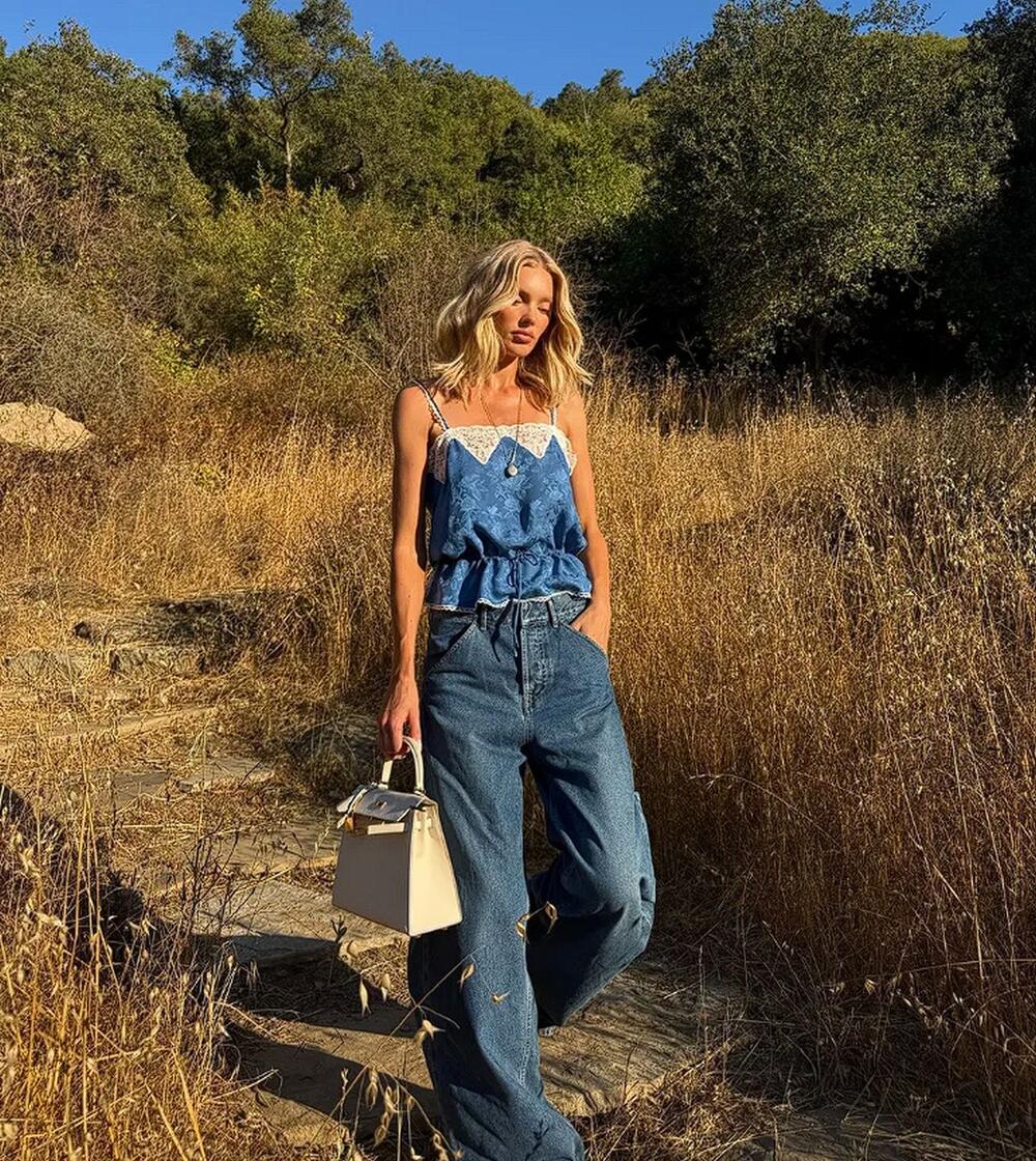 Stajling ELse Hosk sastavljen od farmerki i efektnog topa sa čipkom