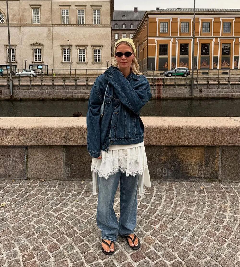 Dugačka bluza sa čipkom na porubu savršen je detalj u slojevitom oblačenju na jesen