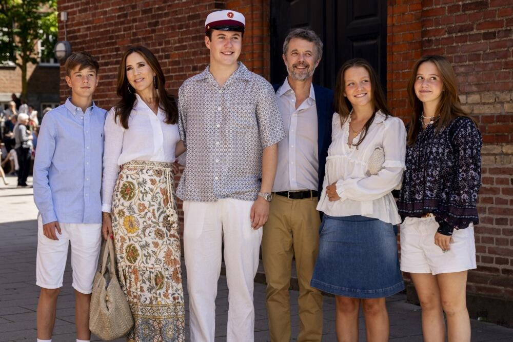 Danska kraljevska porodica na okupu nakon što je princ Kristijan položio poslednji ispit u gimnaziji u Kopenhagenu