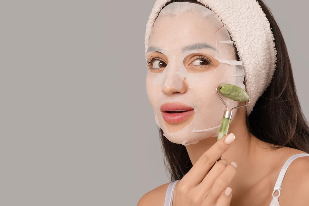 Efekat sheet maske za lice je bolji ako se koristi neki alat za masažu lica jer će tako koža bolje upiti sastojke