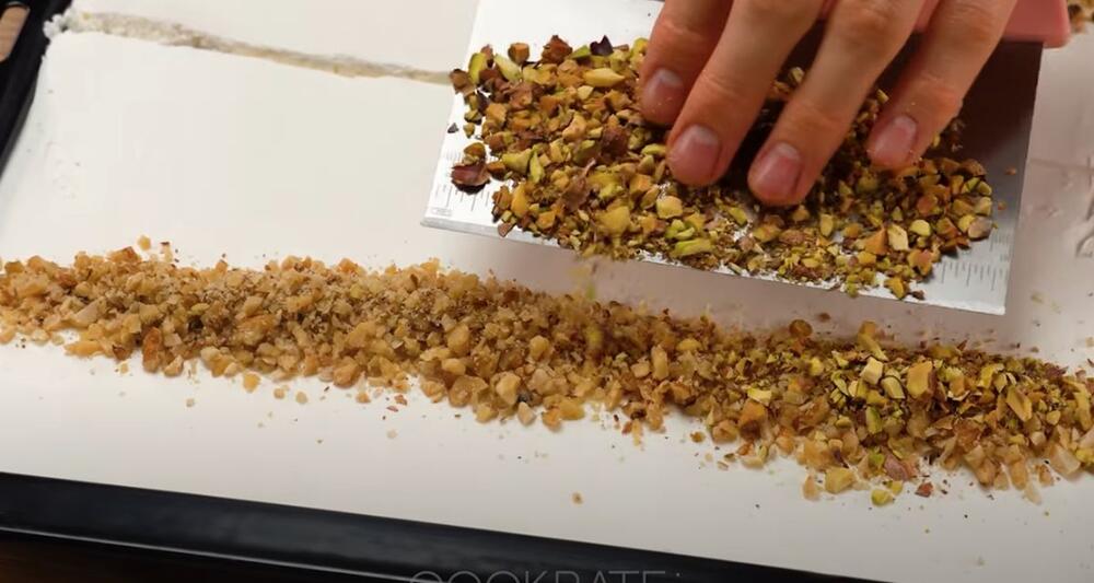 Kikiriki, orasi i pistaći se stavljaju u središte rolata.