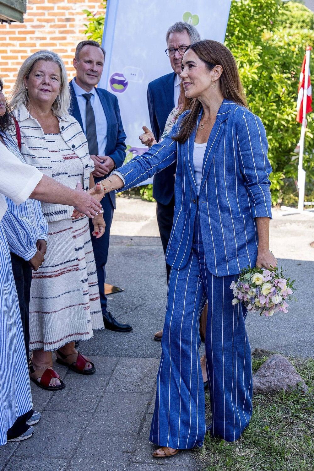 <p>Kraljica Meri od Danske oduševila je u ležernom prugastom odelu, koje je podigla na viši nivo uz pomoć jednostavnih, a upečatljivih sandala.</p>