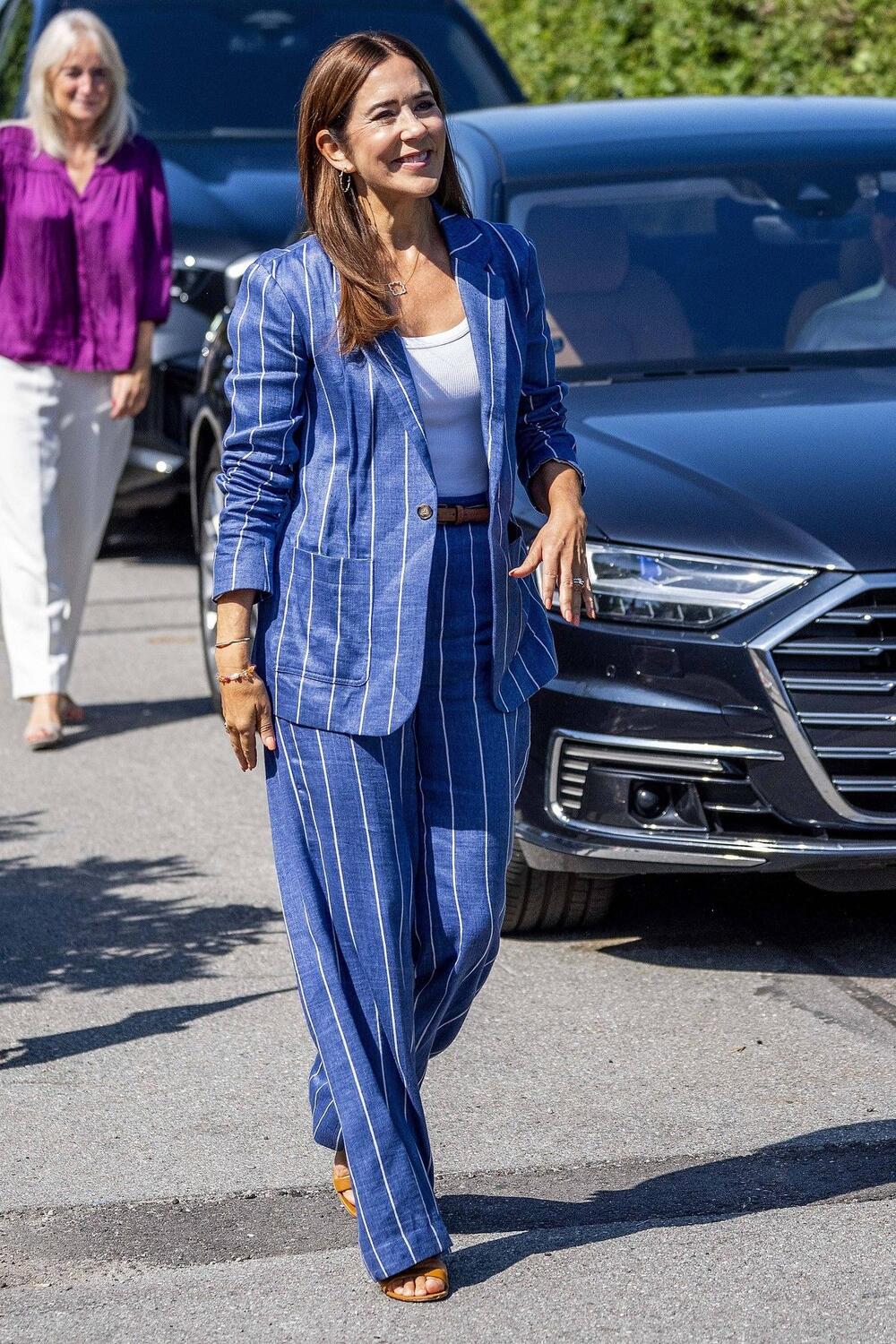 <p>Kraljica Meri od Danske oduševila je u ležernom prugastom odelu, koje je podigla na viši nivo uz pomoć jednostavnih, a upečatljivih sandala.</p>