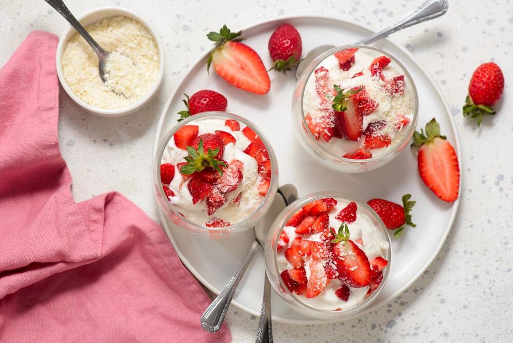 Dezert u čaši sa jagodama