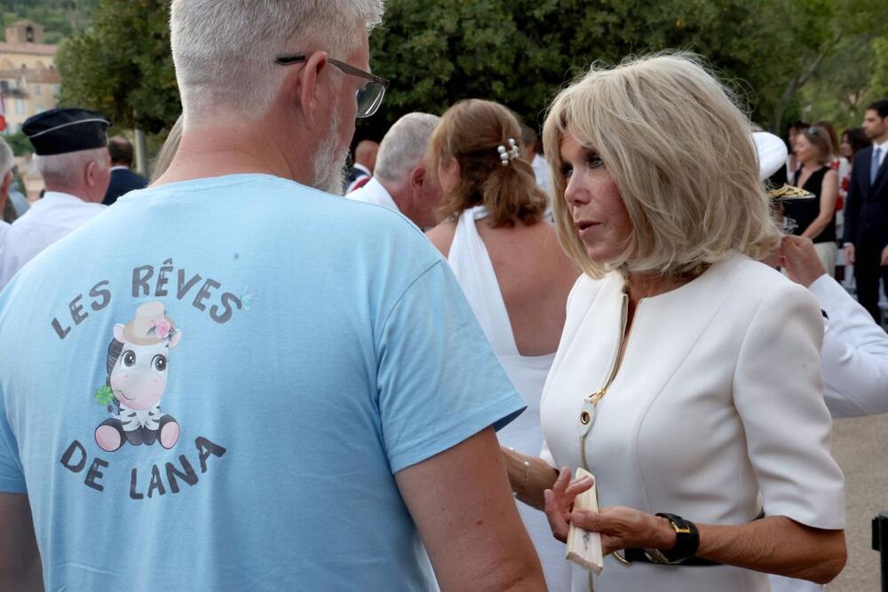 <p>Monohromatsko izdanje Brižit Makron opčinilo je Francusku.</p>