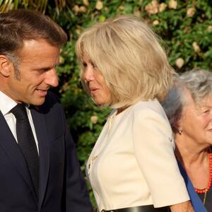 Elegantno izdanje prve dame Francuske s potpisom Luja Vitona: Predivna bela haljina Brižit Makron za modnu istoriju