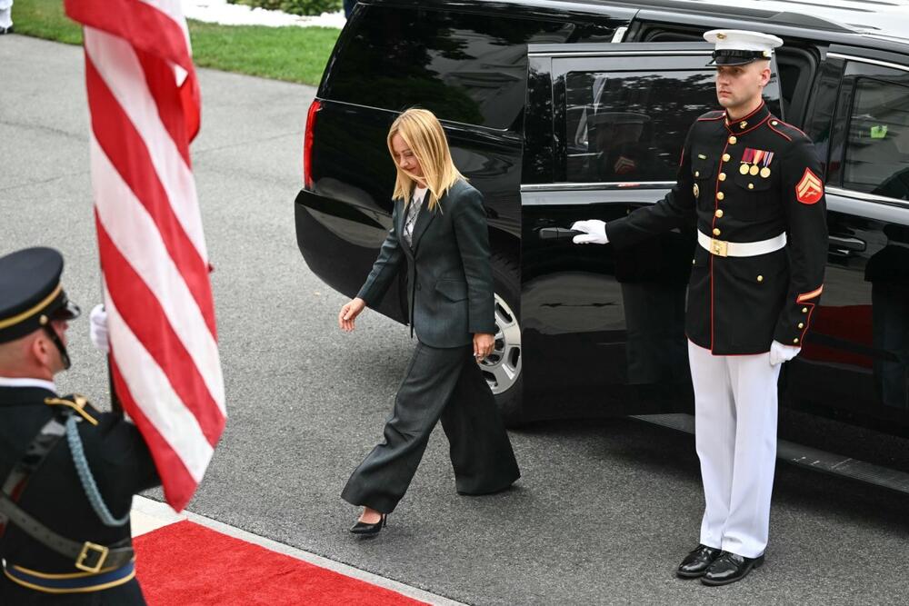 ĐORĐA MELONI U ODELU I CIPELAMA KOJE SU APSOLUTNI MUST HAVE 