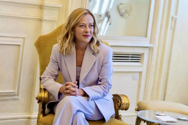 Đorđa Meloni zablistala u odelu koje nikad ne izlazi iz mode: Elegantan detalj oko vrata ukrao svu pažnju u Francuskoj