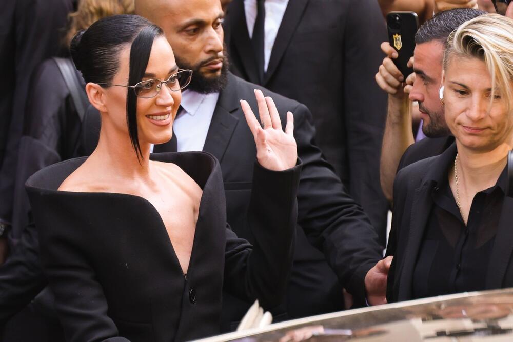 POLITIČAR POBEGAO OD PEVAČICE BRŽE NEGO ŠTO SU SE ZAVOLELI 