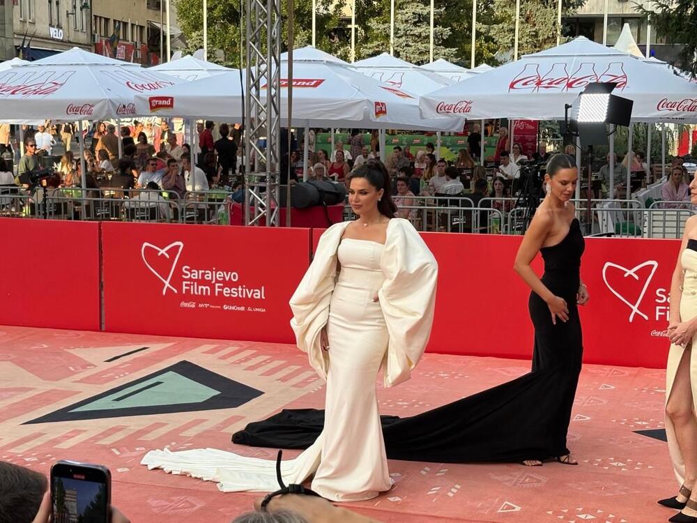 <p>Među poznatim ličnostima koje su prošetale crvenim tepihom 31. Sarajevo film festivala, našla se i ona srpska glumica Olja Lević.</p>