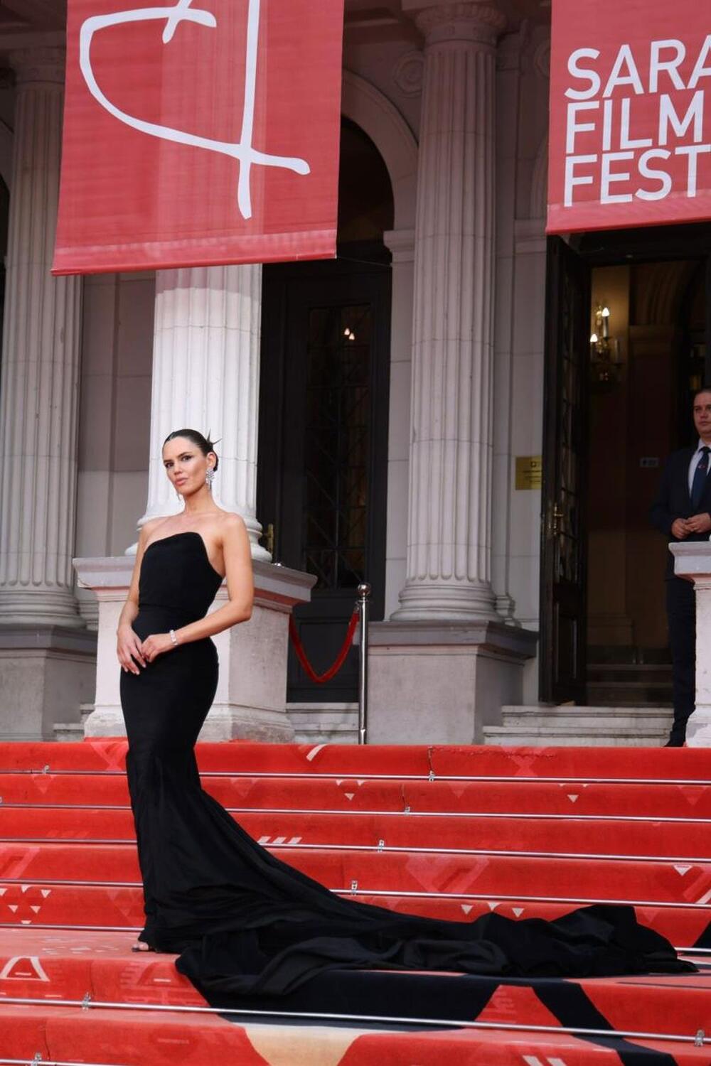 <p>Među poznatim ličnostima koje su prošetale crvenim tepihom 31. Sarajevo film festivala, našla se i ona srpska glumica Olja Lević.</p>