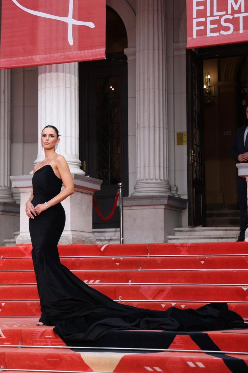 <p>Među poznatim ličnostima koje su prošetale crvenim tepihom 31. Sarajevo film festivala, našla se i ona srpska glumica Olja Lević.</p>