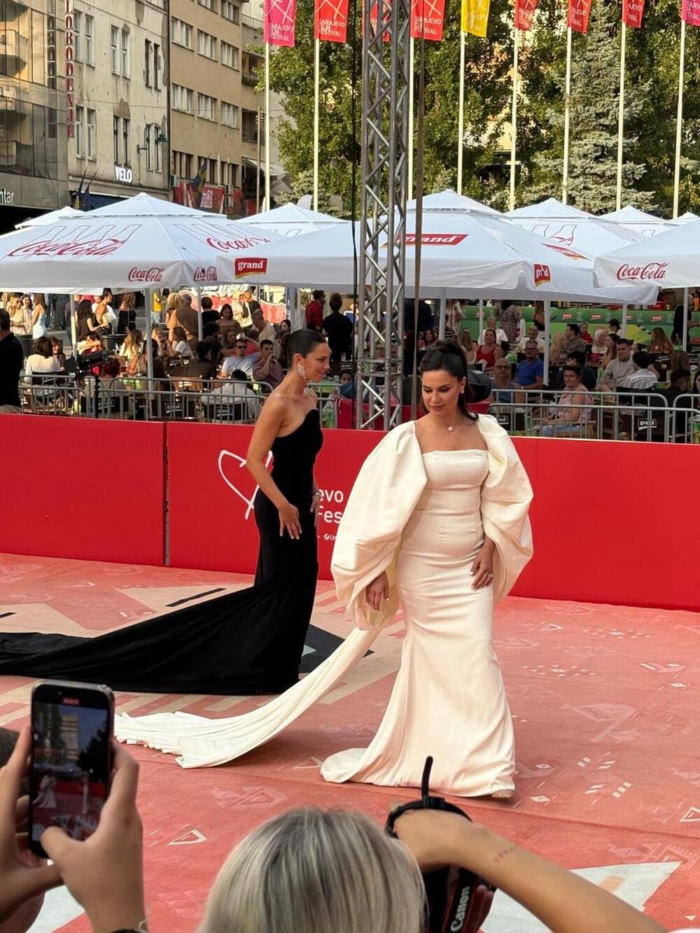 <p>Među poznatim ličnostima koje su prošetale crvenim tepihom 31. Sarajevo film festivala, našla se i ona srpska glumica Olja Lević.</p>