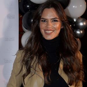 U stilu holivudskih diva, a naša! Srpska glumica glamuroznim izdanjem očarala je Sarajevo