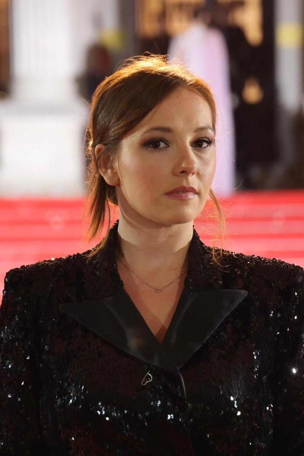 <p>Glumica Jovana Stojiljković oduševila u mini-haljini prekrivenoj šljokicama na 31. Sarajevo Film Festivalu.</p>