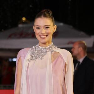 Haljina Milene Radulović lepša je od svakog sna! Nežno, roze, efektno & glamurozno izdanje srpske glumice u Sarajevu