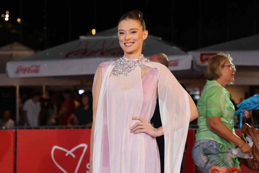 <p>Glumica Milena Radulović u nežnom izdanju na 31. Sarajevo Film Festivalu.</p>