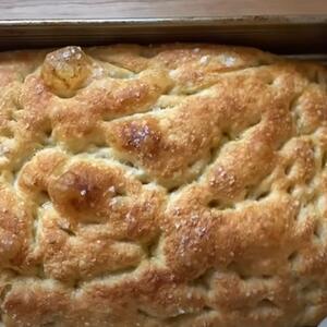 Spolja zlatna, a unutra mekana poput oblaka: Najbolji i najlakši recept za italijansku fokaču (korak po korak)