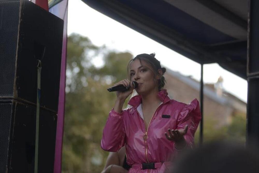 Sara Jo kao kuma Prajda