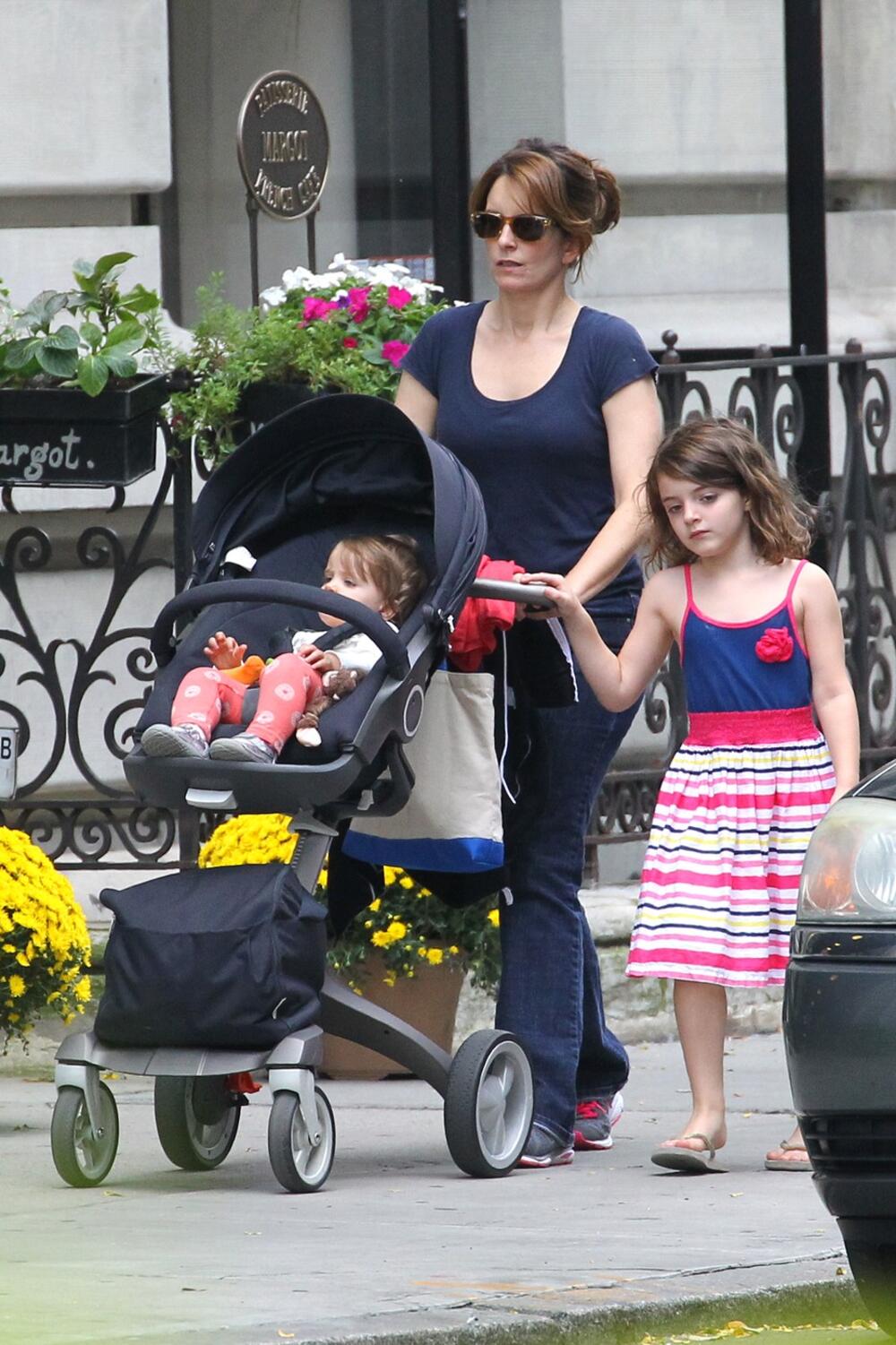 Tina Fej 2012. sa ćerkama Alis i Penelopi