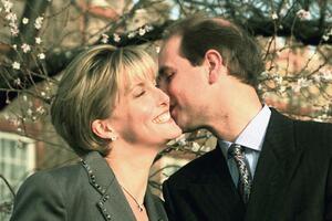 Isplivale fotografije stare 20 godina! Vojvotkinja 2006. ponela GOLI TOP zbog kojeg je kraljevska porodica gorela